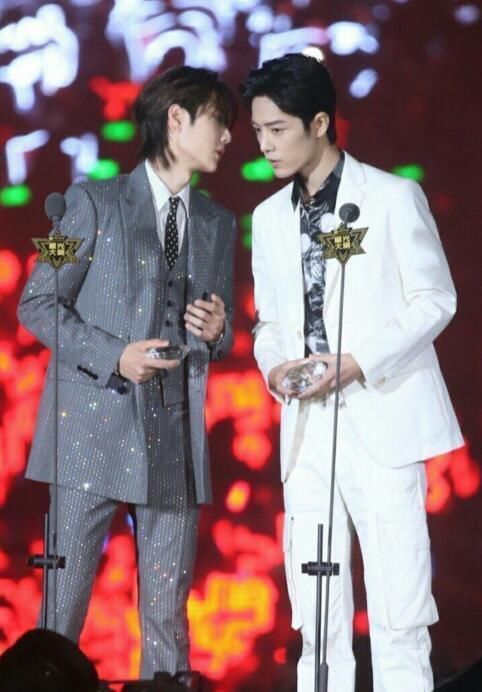 肖战确认出席《星光大赏》,粉丝紧急喊话经纪人,奇葩要求引爆笑