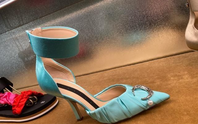 大牌|“裹脚式”高跟鞋也很好看,休闲风的另类表现,你的鞋柜值得拥有