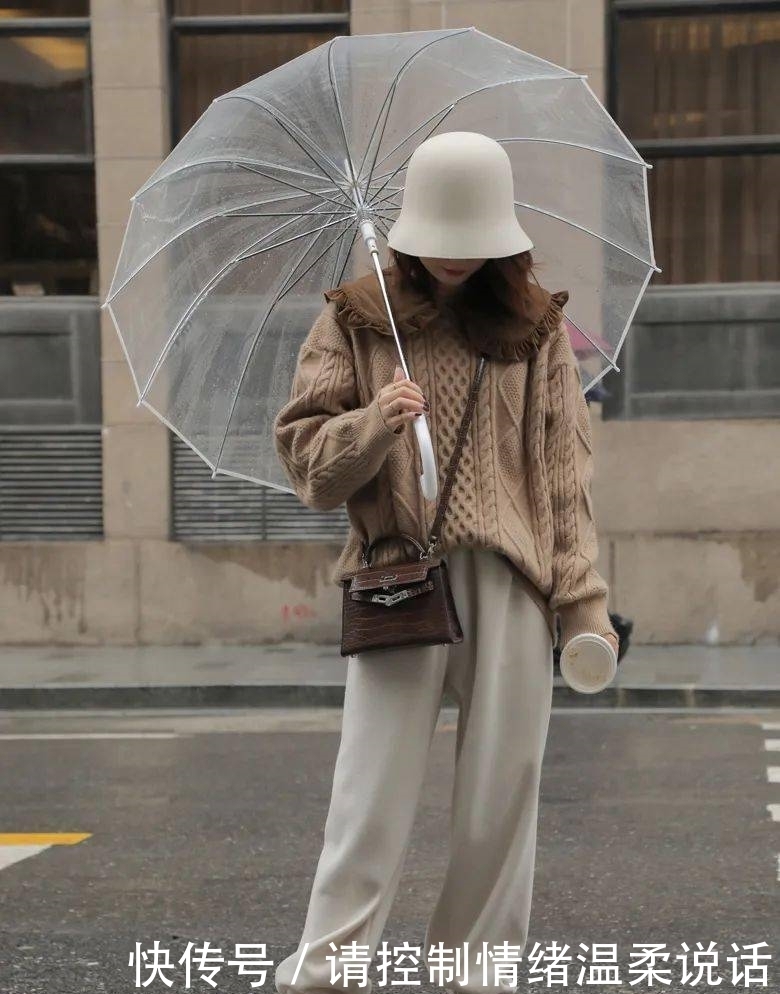 2021年第一套绝美气质穿搭:丝绒裙+毛衣!!!