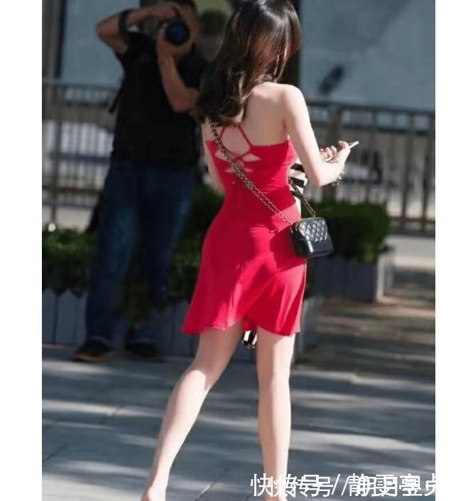 女士|红色吊带连衣裙,小姐姐在给男朋友说什么
