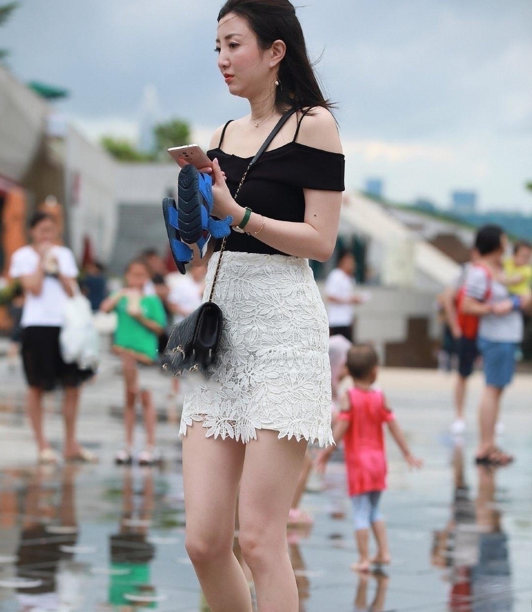 妈妈 黑色一字肩白色蕾丝紧身裙,极简风格的穿搭,散发庄严稳重气质