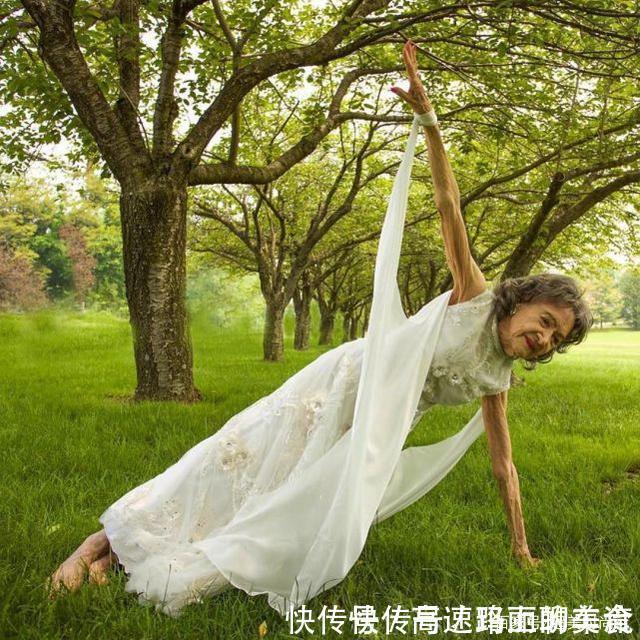 百岁老人|她101岁还练高难度瑜伽，满头白发喝香槟坐游艇，还和小鲜肉跳舞