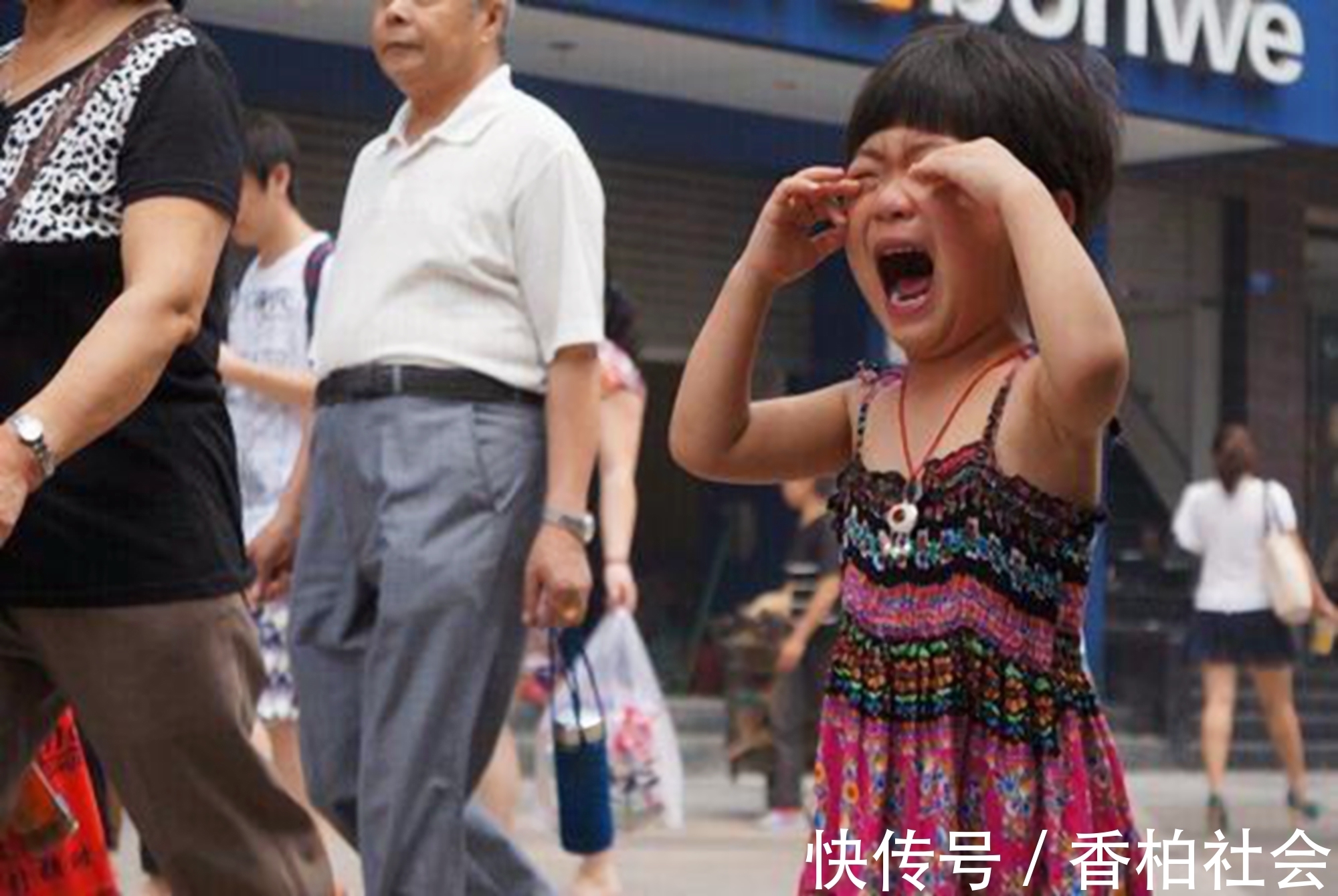 暴力|孩子挨揍后若有这些表现,父母要赶紧停手,真的深深伤害到了