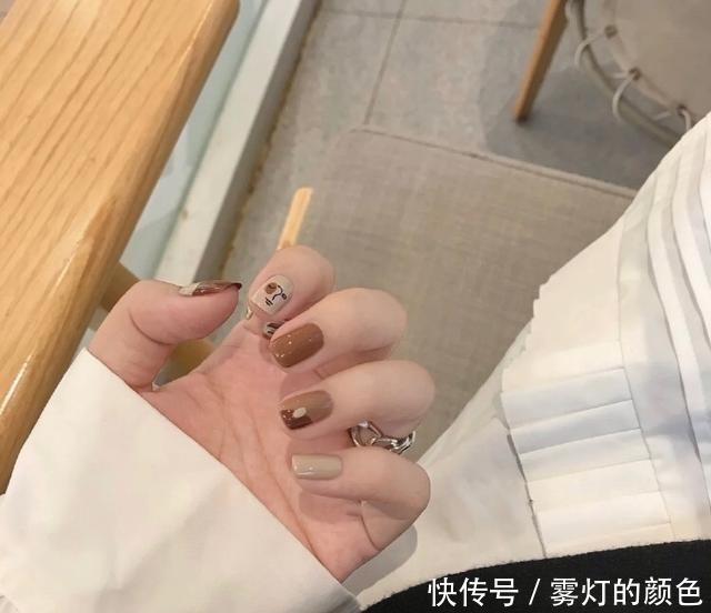 琥珀色|显白时髦,这几款美甲新年做起来,超出众