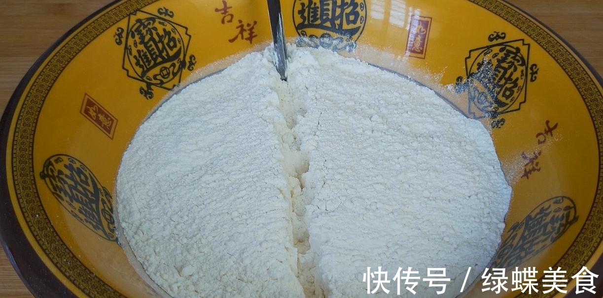 饼胚|面粉不要蒸馒头了,教你好吃新做法,一次做7个,上桌就扫光,香