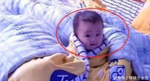 洗衣服|娃睡着，妈妈“抢时间”洗衣服，转头看到娃的表情，瞬间泪目