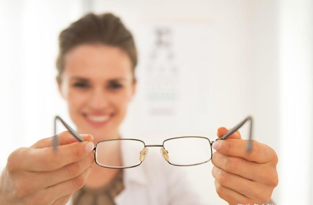 张女子|孩子近视,爸爸不许配眼镜,配一次摔一次,眼科医生:真是太无知