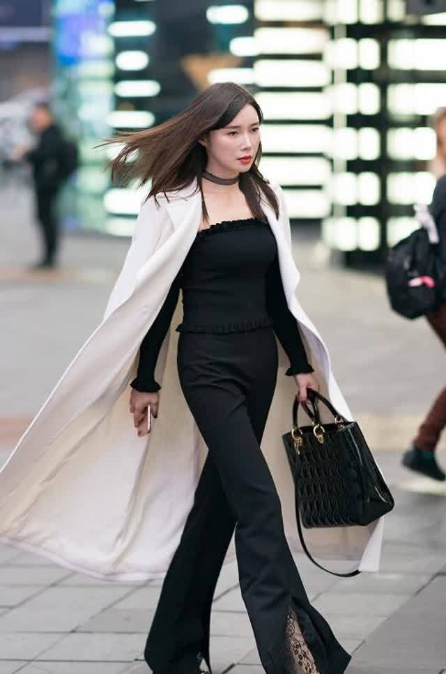 街拍:如花似玉的小美女,一条白色的连衣裙,尽显不俗的雅气