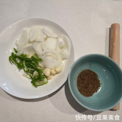 孜然羊肉卷|据说这个时候吃孜然羊肉卷（孜然夹馍内馅），是最好的