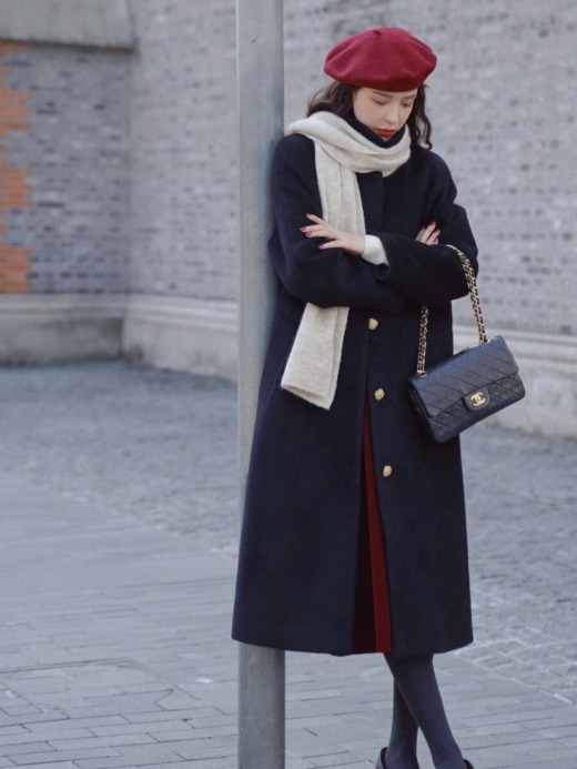 修饰|冬季该如何穿?经典大衣搭配半身裙或长裤高级感满满,简约大气