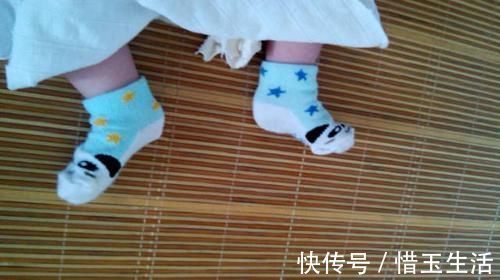 小动作|宝妈们一定要注意,1岁宝宝的这些小动作,可能表达着他的不舒服