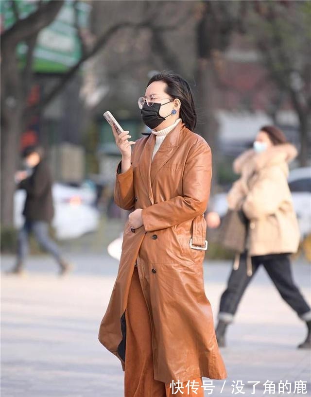 腰带|街拍穿风衣的美女们，腰带这样系才齐整，让生活更简约