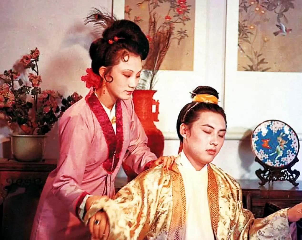 妾室$红楼梦:尤二姐和秋桐都是贾琏小妾,为什么对凤姐的称呼不一样?