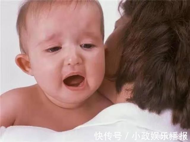 医生|宝宝意外滚下床,家长一个动作让孩子没了呼吸,很多家长都这么做