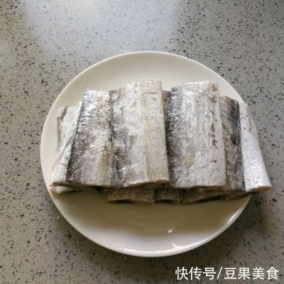 早晨来一碗干炸舟山带鱼,大人小孩都爱吃