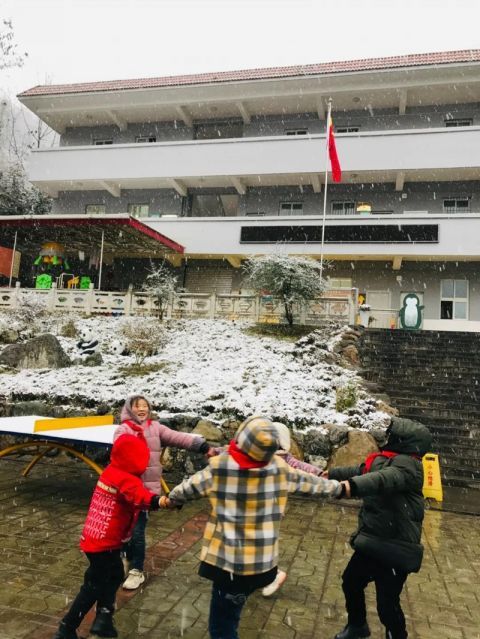 高能预警！人类幼崽花式赏雪还有人提笔作诗