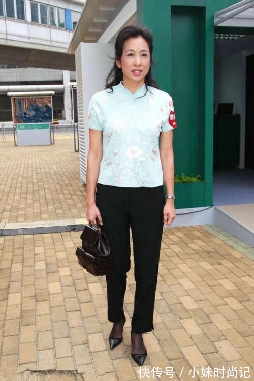 亮色系|朱玲玲“63岁”又怎样?穿旗袍气质高贵典雅,输了年龄赢了气场