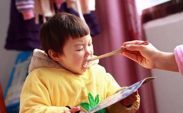 宝宝|如何训练宝宝自主吃饭？最佳时间是这个时候