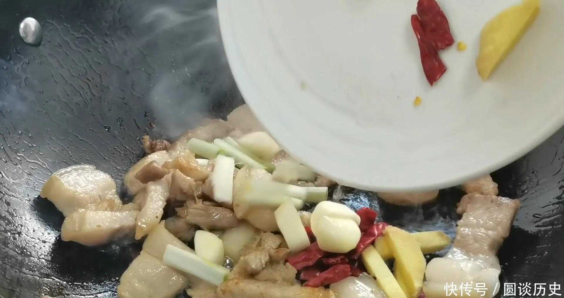 天冷就爱吃一锅猪肉白菜炖粉条,有荤有素,营养美味,特别下饭