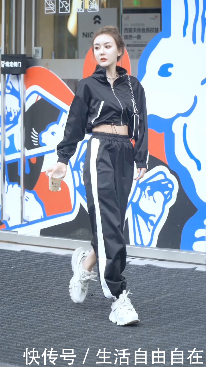 街拍|街拍酷女孩儿的日常穿搭，一个聪明的小动作，轻松秀出大长腿