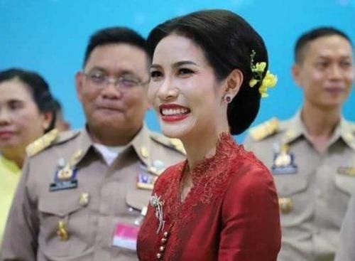 玛哈|诗妮娜真有心机!穿中式旗袍美出新高度,向泰王表达自己的愿望