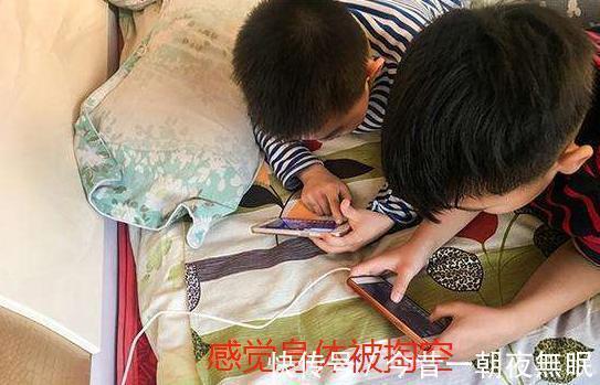 学习成绩|经常玩手机的孩子,和不常玩手机的孩子,5年后这3点差距很明显