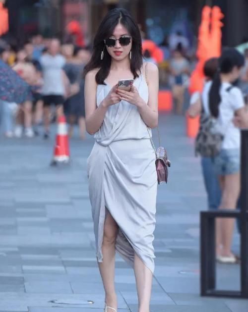 小姐姐|亮色吊带连衣裙,搭配白色时尚高跟凉鞋,动人美感油然而生