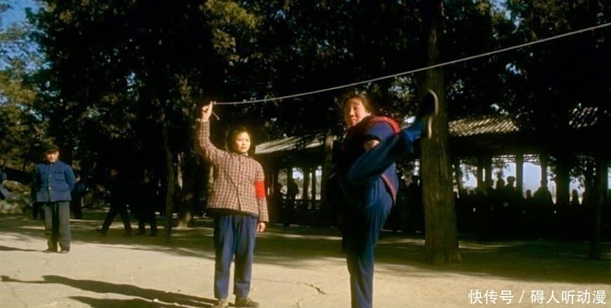 历史|70年代中国历史老照片:图1女孩一定都经历过,最后一张让人怀念