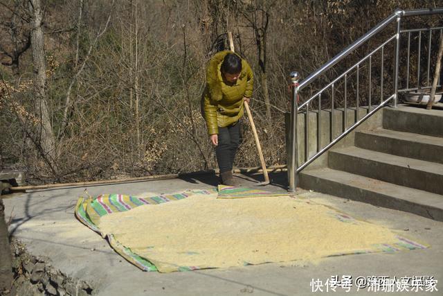 中年|山村百余口如今就剩5个人，隔沟相望的两户邻居，过成一家亲