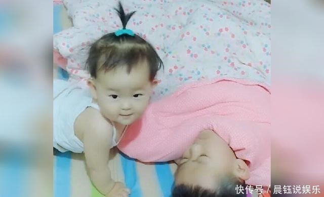 哥哥|妹妹醒来爬到哥哥身边,哥哥一把搂住妹妹,下一秒差点把我笑喷了