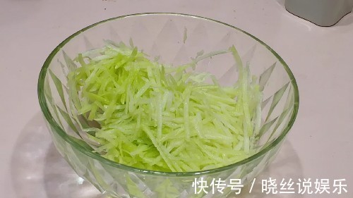 玉米面与萝卜最相配，转一转搅一搅，营养真不少，出锅满屋香