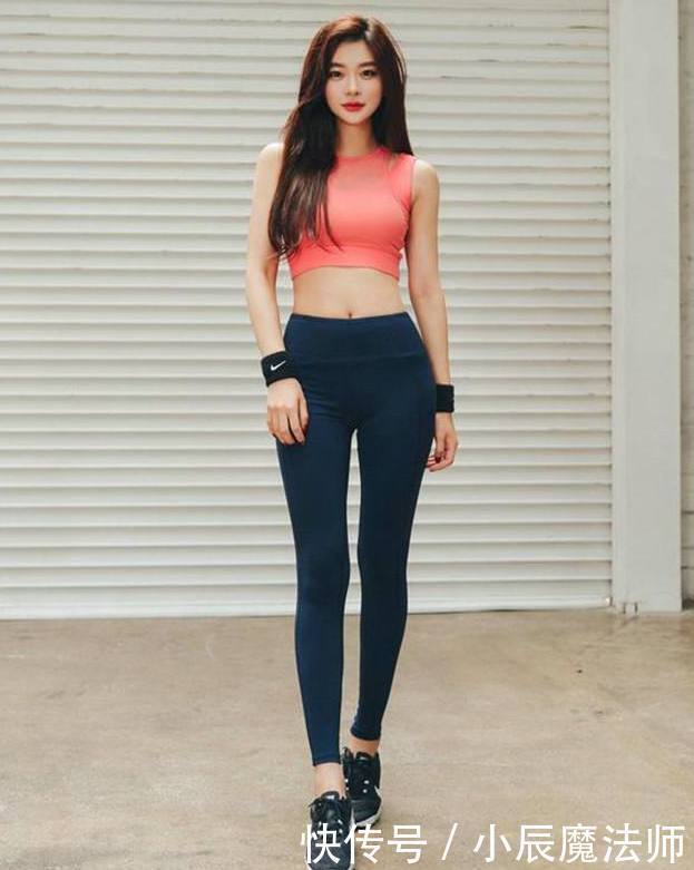 展现出|时尚甜美的打底裤女神,潇洒浪漫,展现出妩媚身姿
