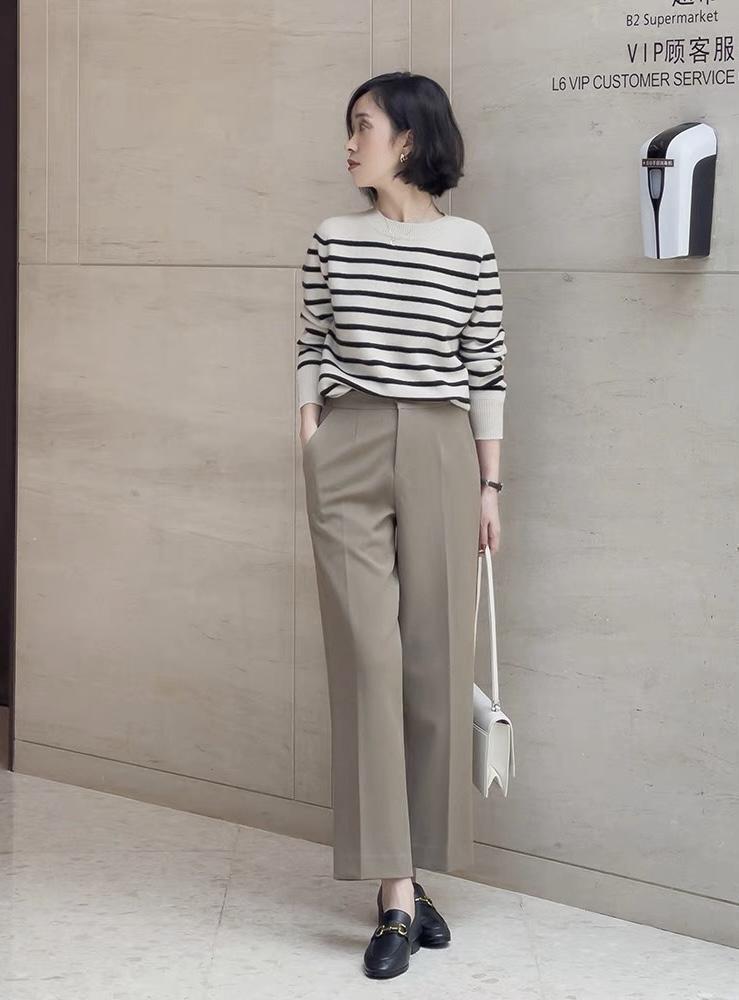 大衣|40+的女人秋冬怎么穿才减龄?毛衣+西装裤干练时髦,保暖又舒适