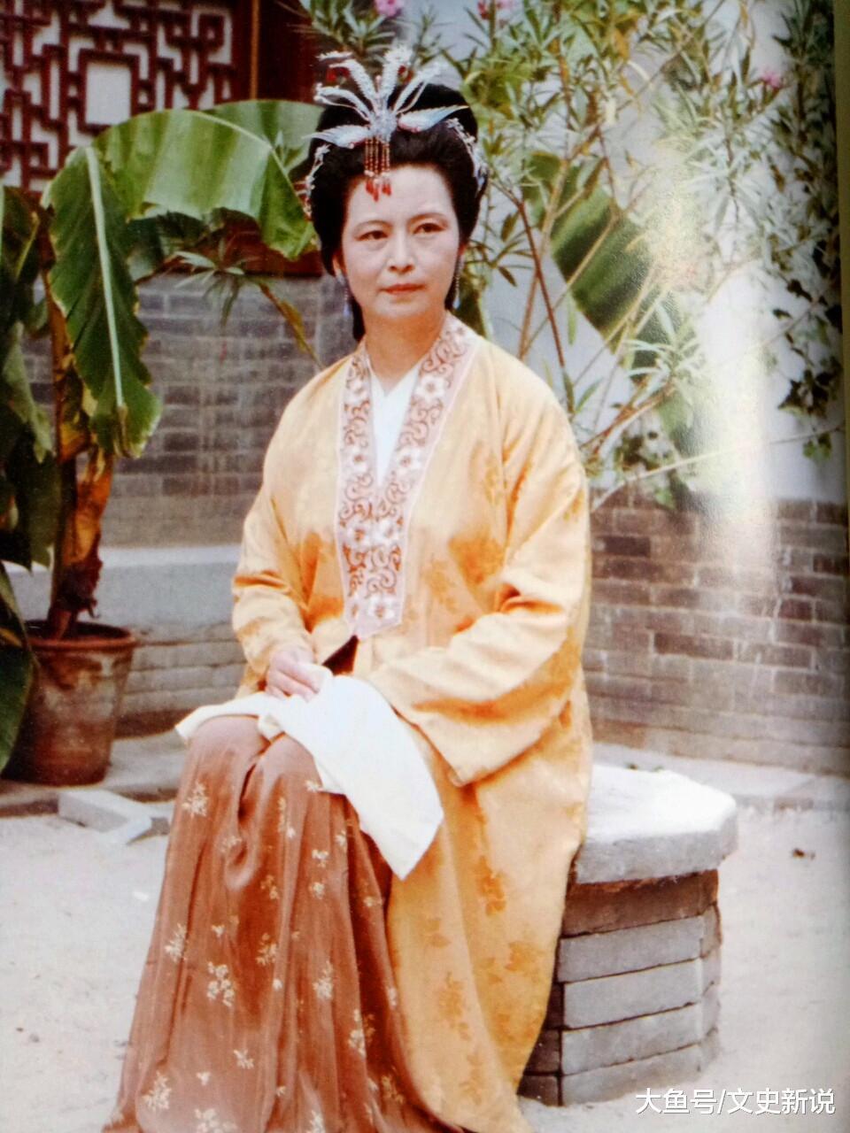 贾母@袭人挖空心思讨好王夫人，还是没当上姨娘，只因她做错了一件事