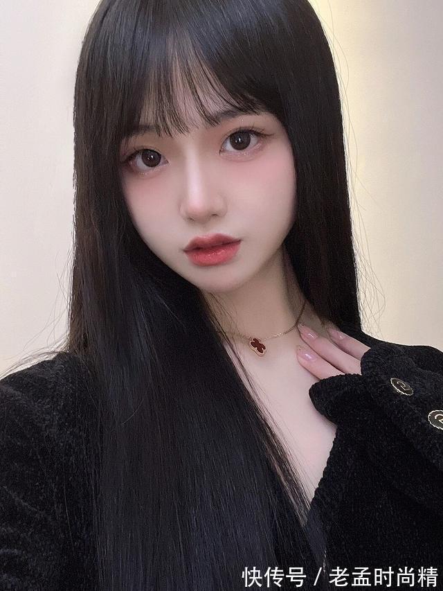 嘴唇|大眼睛厚嘴唇长相干净的美女,格外漂亮,简单穿搭就很吸引人