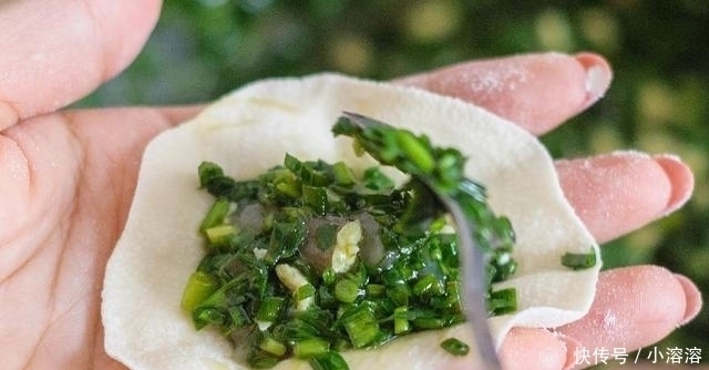 包韭菜馅饺子,直接拌馅就错了多加一步,韭菜更翠緑,还不出水