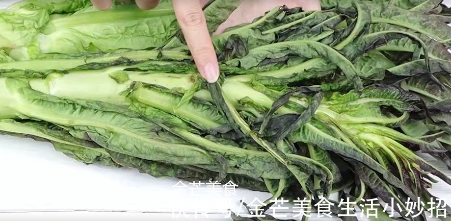 保存莴笋直接放地上是不对的，菜贩子教我一招，放上一个月都不坏