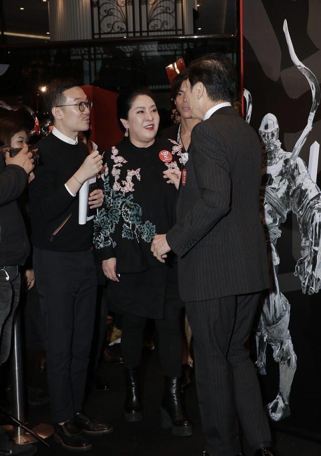 向太很有“阔太”气质范,穿纯黑色刺绣外套配紧身长裤,高贵优雅