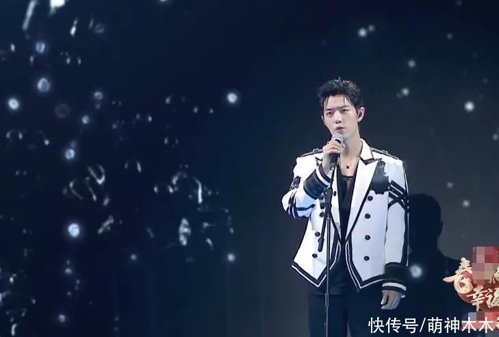 肖战连登三台春晚节目，跟黑豹乐队大玩摇滚炸街，五套造型换不停