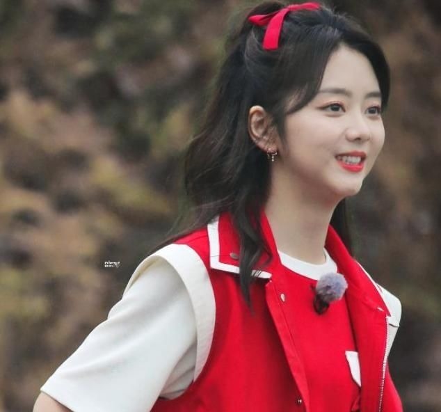 谭松韵跟李沁《跑男9》同框，都是30岁，生图下的颜值把我看愣了