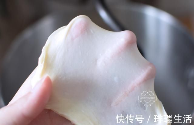 这面包做起来又快又好，平时要4个小时，这个只需3小时，真方便
