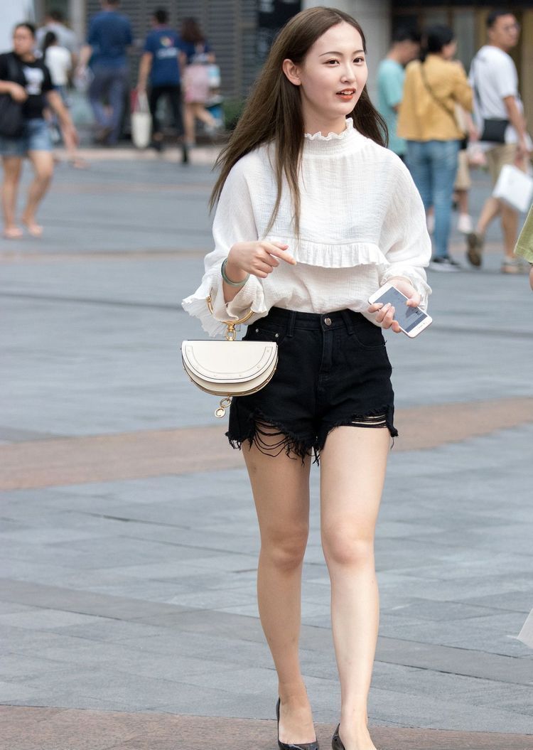 魅力|街拍身材娇小的美女,水汪汪的大眼睛很显魅力