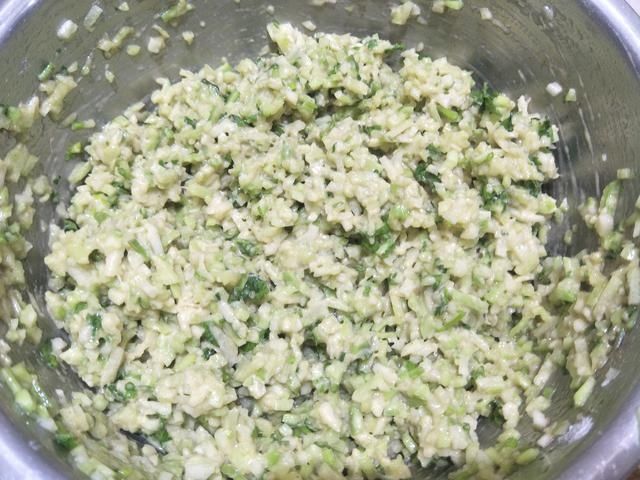 冬季天冷多吃萝卜，炸成香酥萝卜丸子，外酥里嫩，美味可口