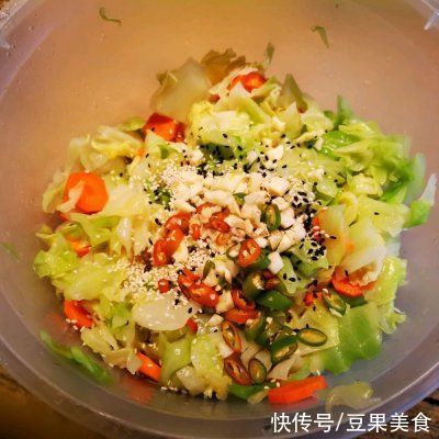 小勺|#夏日开胃餐#不用炸辣椒油也能做出超级开胃的呛拌卷心菜