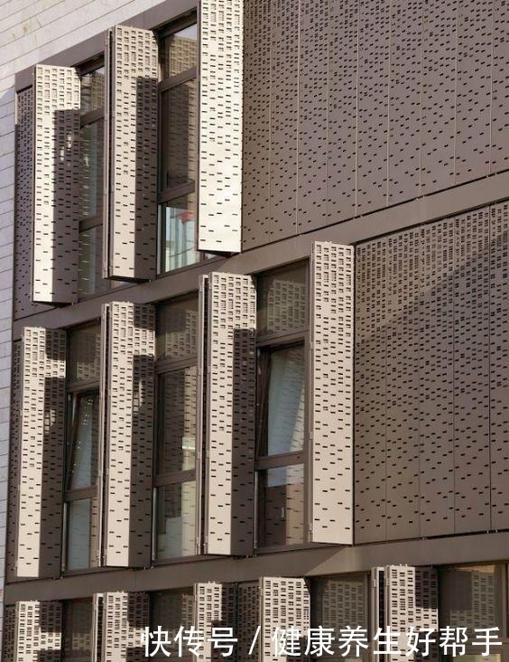物业|打开是阳台,关上就是一面墙,外国小区整栋楼装隐形阳台太漂亮了!
