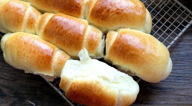 想吃面包不用买，此面包做法太简单，一盘12个，香甜松软拉丝