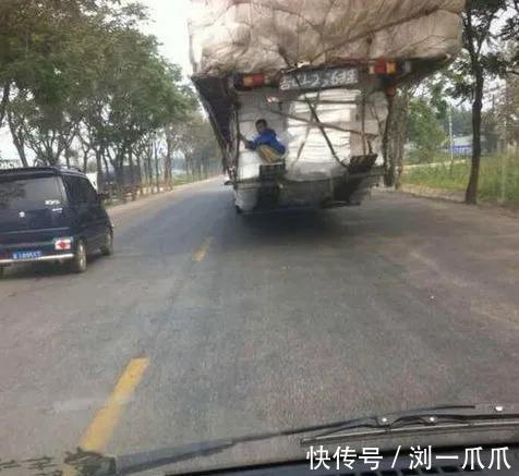 |搞笑GIF:看那双无处安放的小眼神,透出一股小沈阳的淡淡忧桑!