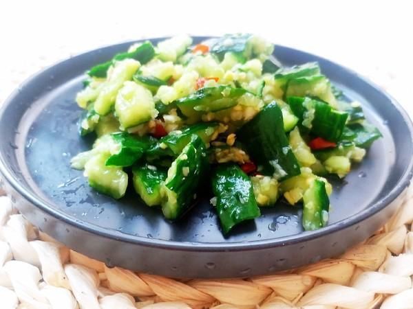 拌黄瓜,这2种调料不要放,10人做8人错,难怪不入味还发苦