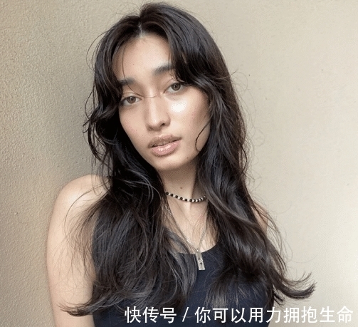 女人|女人40岁后,再懒也别披头散发,试试以下3款发型,时髦又很减龄