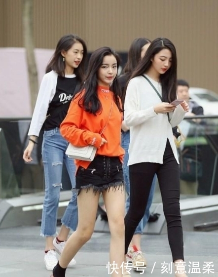 可爱|街拍:一个穿黑色连衣裙,非常可爱的两位小姐姐,打扮的真是清凉